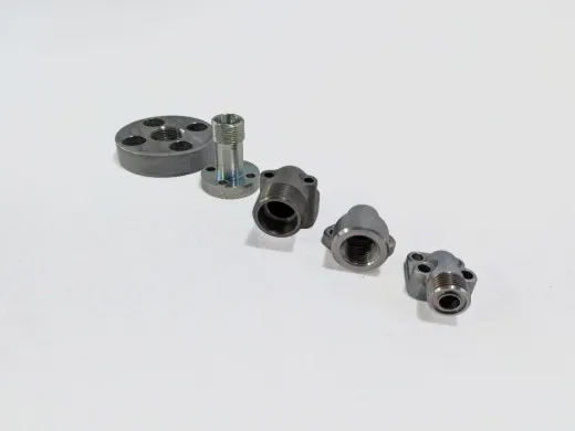Gear pump flange connections